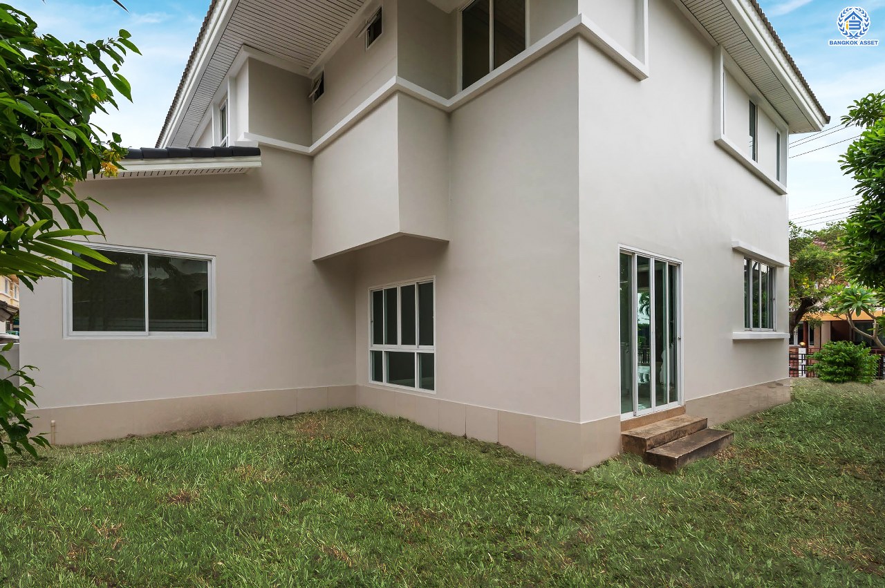 บ้านเดี่ยวมือสอง โครงการ เดอะวอเตอร์เฮ้าส์ กาญจนาฯ-บางบอน รองรับทุกความสุข เนื้อที่ 117.1 ตร.ว. ฟังก์ชัน 5 ห้องนอน 4 ห้องน้ำ 1 ห้องอเนกประสงค์ 1 ห้องแม่บ้าน จอดรถได้ 1 คัน บนทำเลใกล้รถไฟฟ้าสายสีน้ำเงิน "สถานีหลัก2" และจุดขึ้นทางด่วน "พระราม2" และ The Mall บางแค